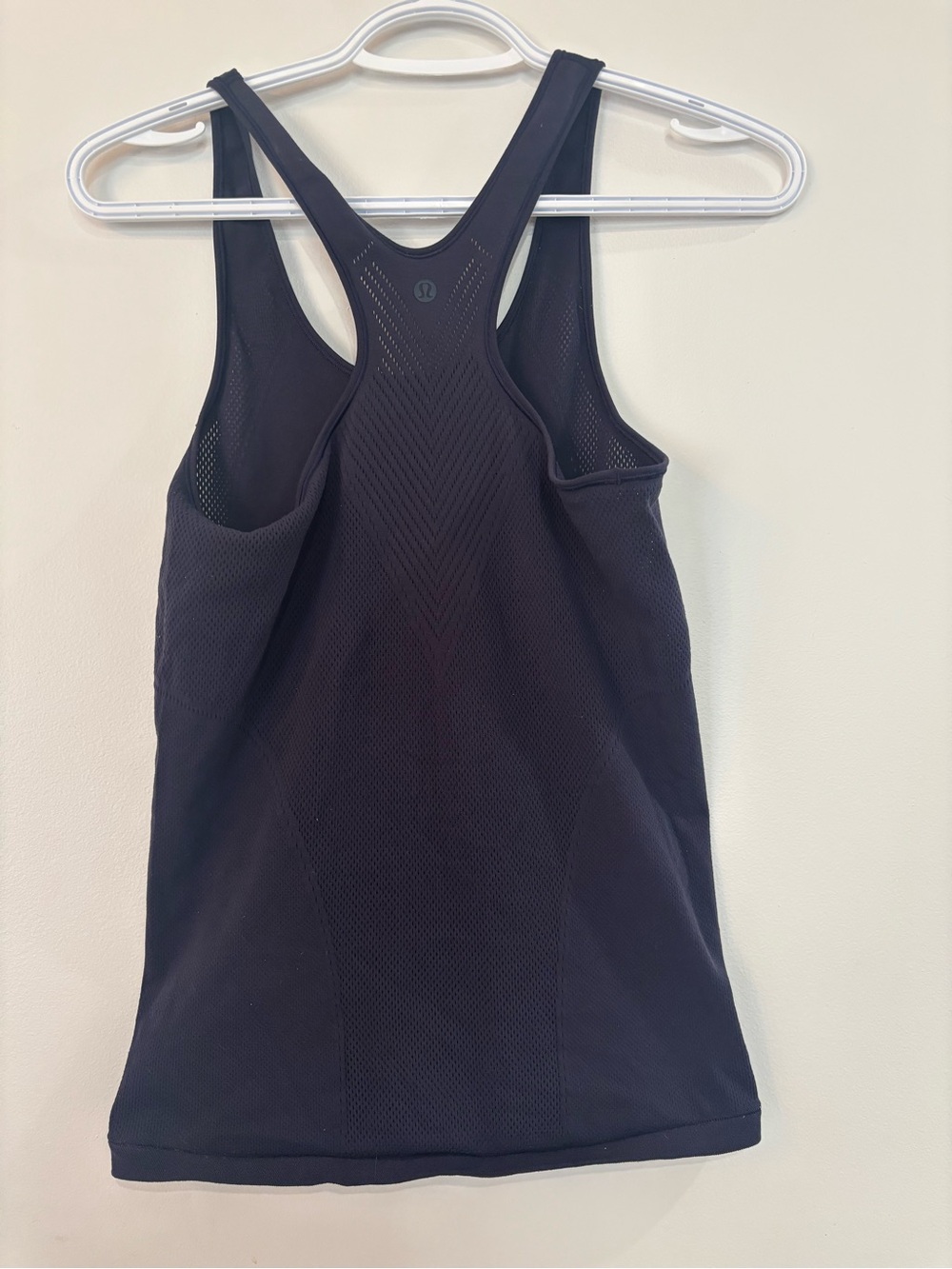 Lululemon tank top, stretchy size 6-8